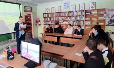 участник выступает