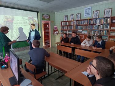 участник выступает