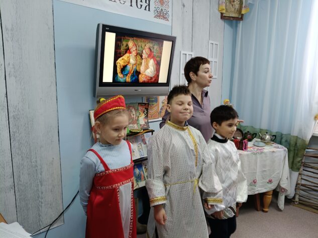 дети примеряют наряды