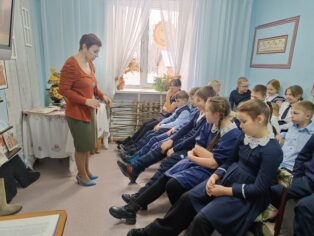 ведущий рассказывает детям