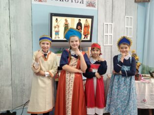 дети примеряют наряды