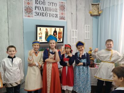 дети примеряют наряды