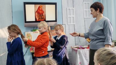 дети плетут косы