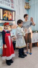 дети примеряют наряды