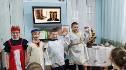 дети примеряют наряды