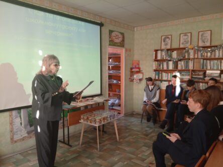 ведущий рассказывает слушателям